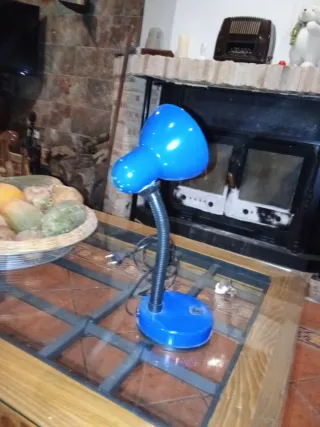 Lamparilla azul de metal y plástico