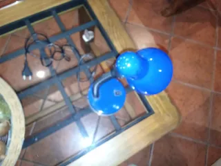 Lamparilla azul de metal y plástico