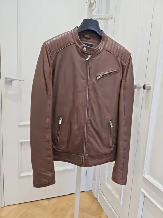 Cazadora cuero marrón acolchada.