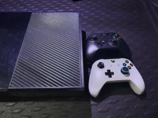 Xbox One Nera + 2 Controller