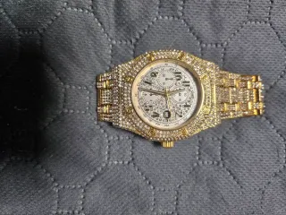 Reloj Dorado con Circonitas de Skyline Elegante