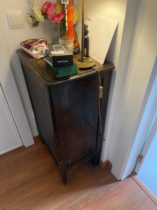 Mueble antiguo de madera con persiana