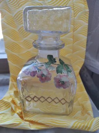 Bottiglia in vetro decorata floreale