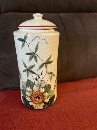 Jarrón de colección con flores