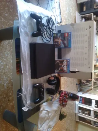 PS4 (PlayStation 4) Negra + Juegos y Accesorios