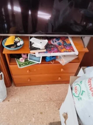 Mueble de comedor de madera y cristal