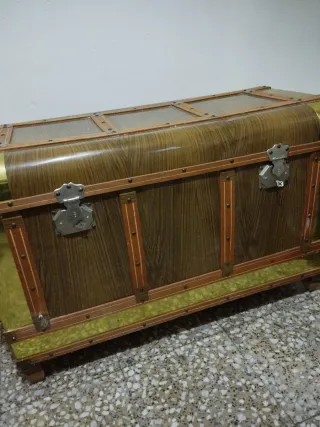Cofre antiguo imitación madera y metal