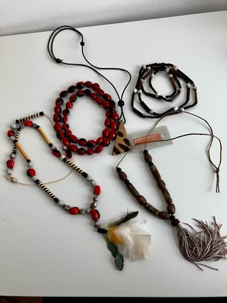 Set di 5 collane con semi e piume