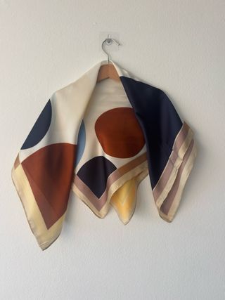 Elegante pañuelo de seda motivo geométrico