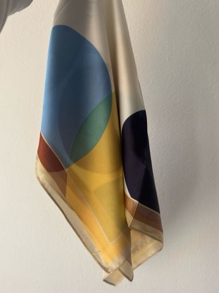 Elegante pañuelo de seda motivo geométrico