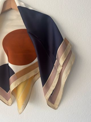 Elegante pañuelo de seda motivo geométrico