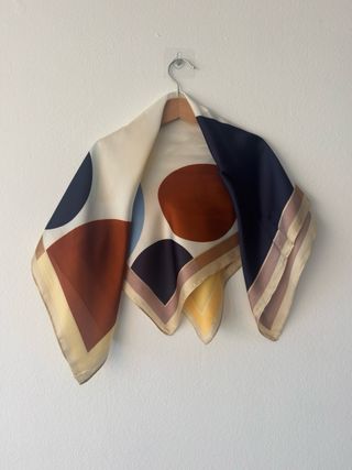 Elegante pañuelo de seda motivo geométrico