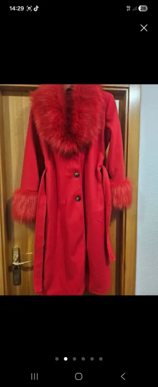 Abrigo rojo con detalles de pelo