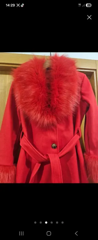 Abrigo rojo con detalles de pelo
