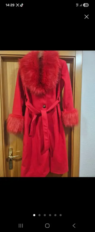 Abrigo rojo con detalles de pelo