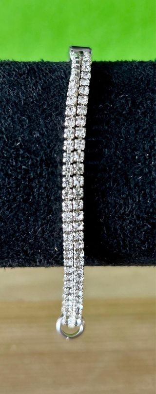 Pulsera plateada con brillantes