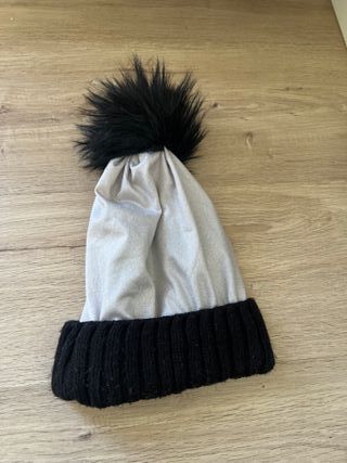 Gorra con pompón negro y plateado