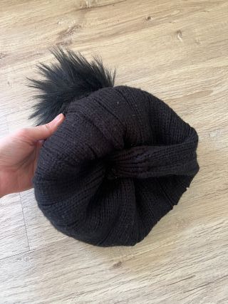 Gorra con pompón negro y plateado