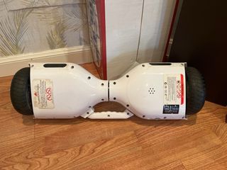 - Hoverboard blanco. Usado 1 vez. Incluye cargador
