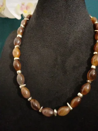 Collana con perle marroni e dorate