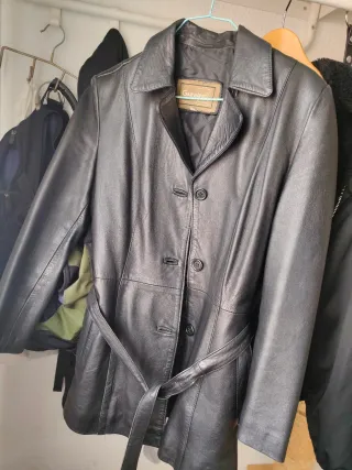 Chaqueta de piel negra con cinturón