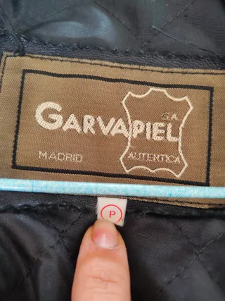 Chaqueta de piel negra con cinturón