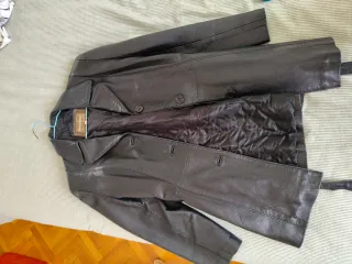 Chaqueta de piel negra con cinturón