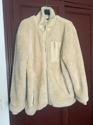 Chaquetón de pelo beige