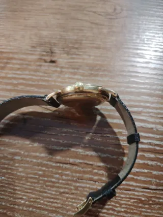 Reloj JUVENIA De Oro con correa negra