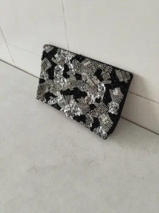 Cartera de fiesta negra y plateada