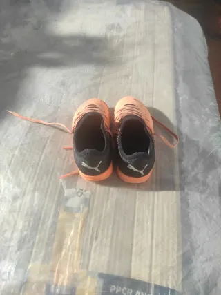 Botas de fútbol multitacos Puma naranja