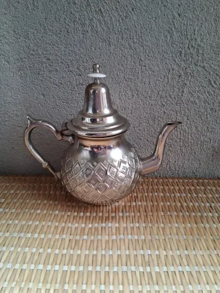 Tetera plateada decorada