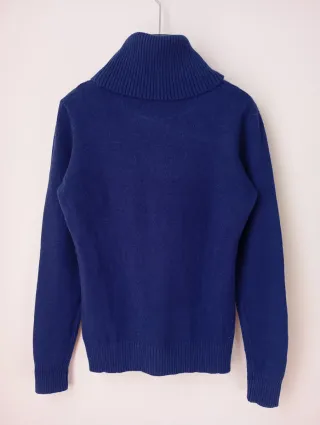 Jersey cuello alto azul suave