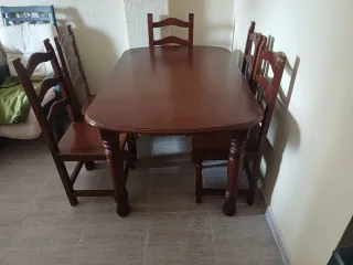 Mesa de comedor de madera marrón