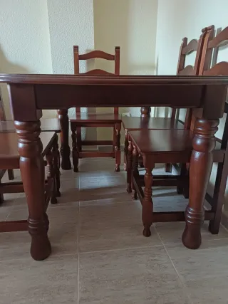 Mesa de comedor de madera marrón