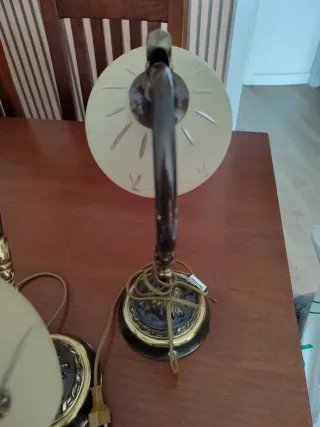 Lámpara antigua de mesa dorada y beige