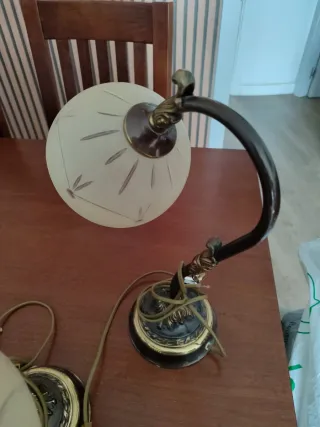 Lámpara antigua de mesa dorada y beige