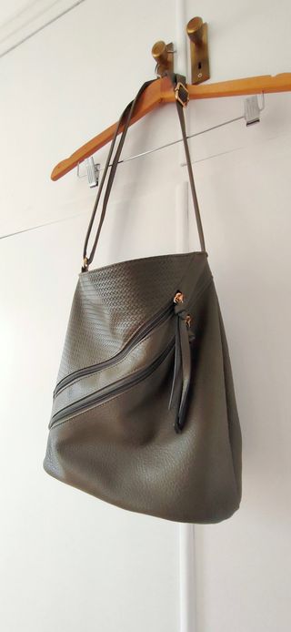 Bolso verde oscuro con cremalleras
