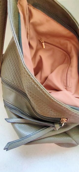 Bolso verde oscuro con cremalleras