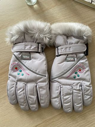 Guantes TCM grises con adornos rosas