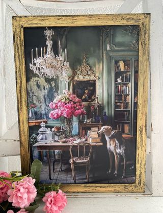 Cuadro dorado galgos en salón vintage