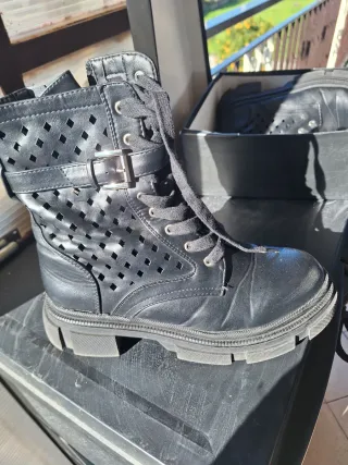 Stivaletti neri traforati con fibbia