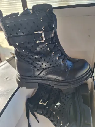 Stivaletti neri traforati con fibbia