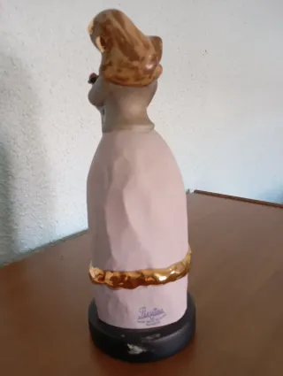 Figura Regina Mujer Flores Porcelana