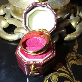 Anillo Bañado en Oro con Gema Roja