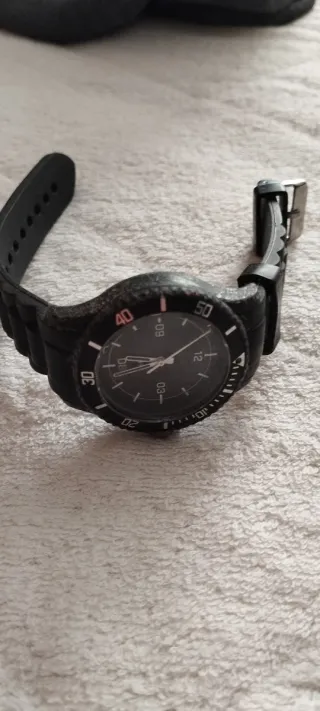 Reloj pequeño negro