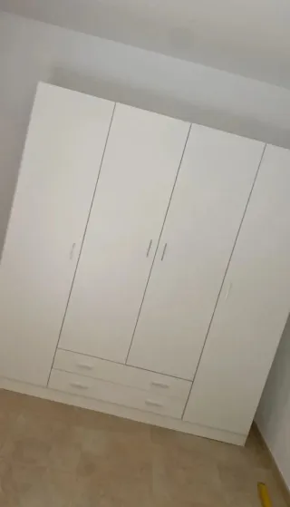 Armario blanco de madera