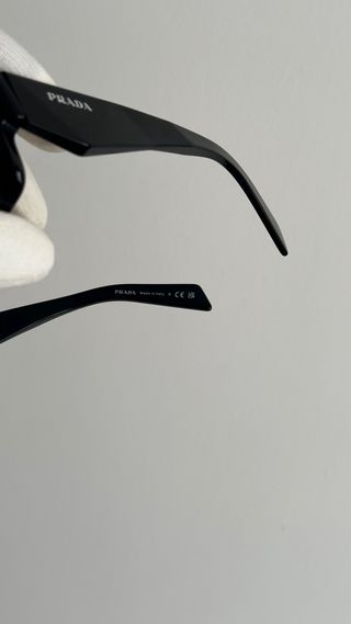 Gafas de sol Prada SPR 27Z – Montura negra / lente