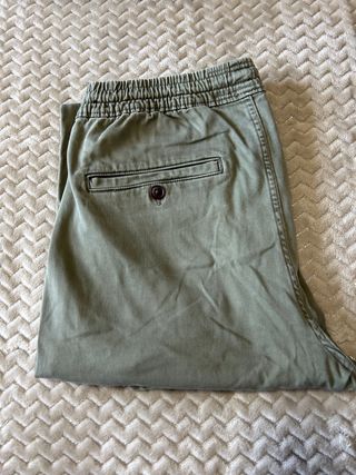 Pantalón Abercrombie & Fitch jogger. Verde Oliva.