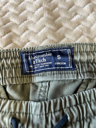 Pantalón Abercrombie & Fitch jogger. Verde Oliva.